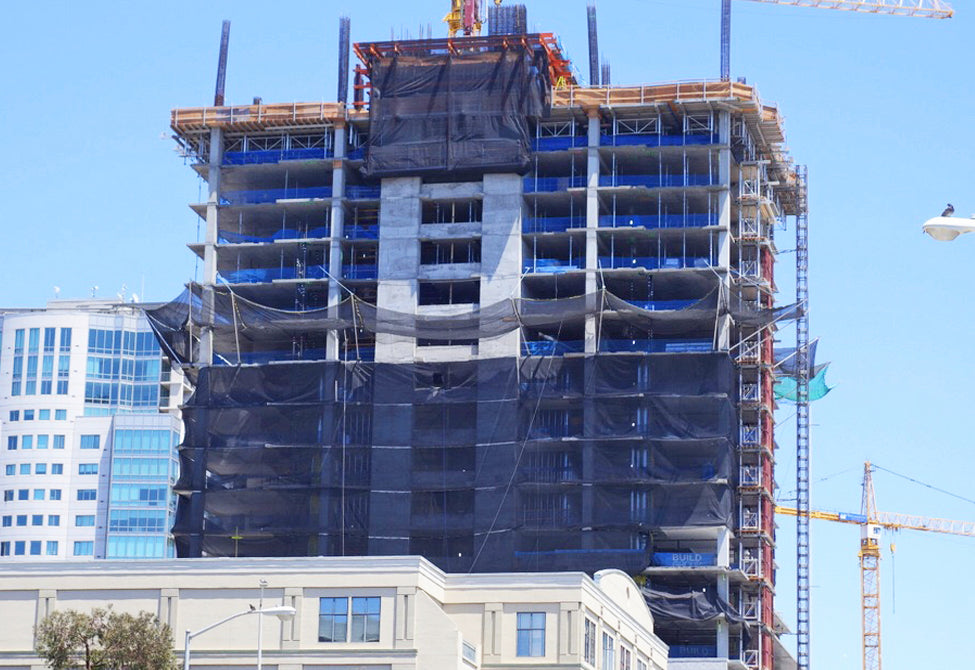 Knitted polyethylene scaffold debris netting designed for jobsite safety and debris containment